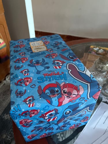 Embalaje de regalo del cliente para el Juego de Vasos Disney Pixar, envuelto en papel azul de Stitch.
