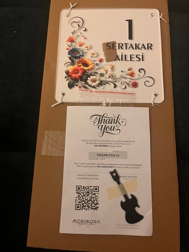 Kişiye Özel Çiçek Motifli Kapı Numarası ve Aile İsmi Tabelası için fotoğraflı müşteri yorumu