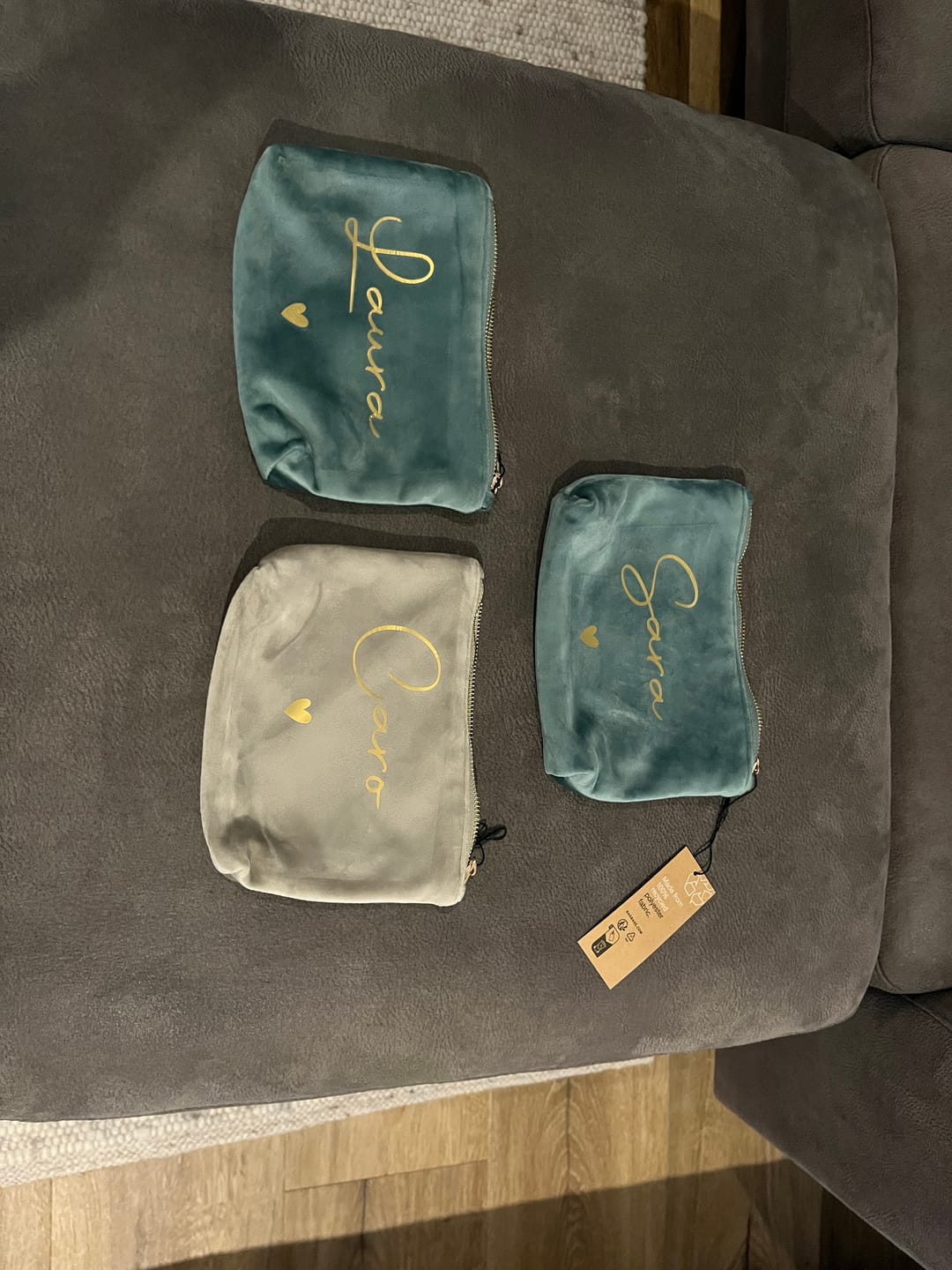 Customer photo review of Meine Kosmetiktasche - Personalisierte Samt Kosmetiktasche für MakeUp und Kosmetika mit Namen