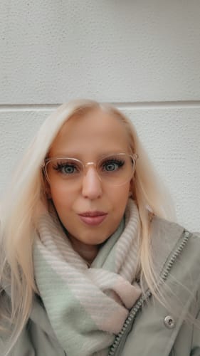 Kundin zeigt ihren schönen Cat-Eye-Look, der mit den ROME Wimpern unter einer Brille kreiert wurde.