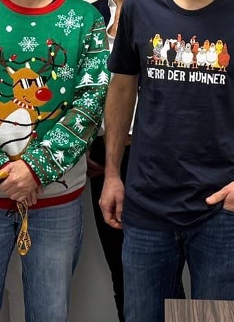 Kundenbild von zwei Personen, eine in einem grünen Weihnachtspullover, die andere in einem dunklen T-Shirt.