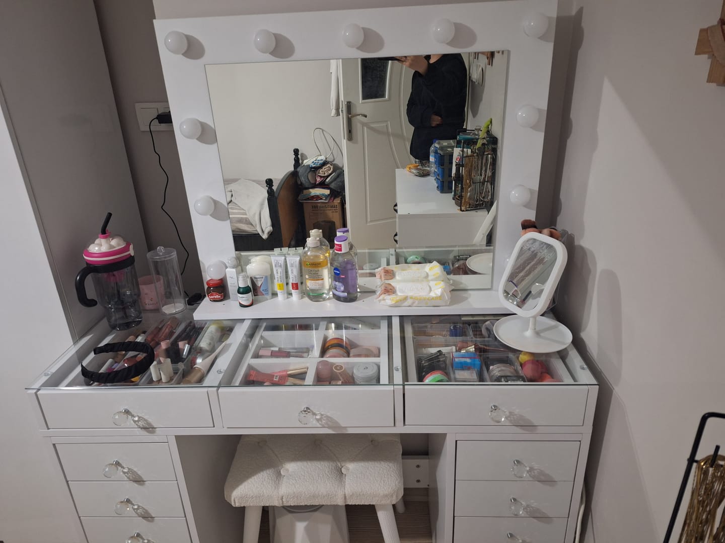 Customer photo review of Rani BJ118 Hollywood Işıklı Aynalı Kulis Makyaj Masası Cam Tablalı 13 Çekmeceli Takı Düzenleyici Beyaz
