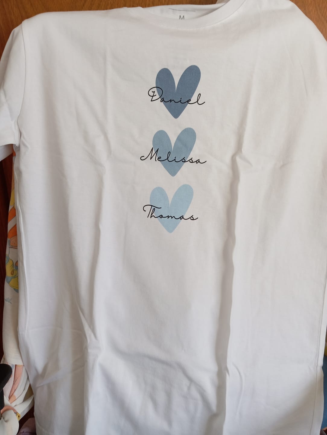 Customer photo review of Camiseta Personalizada - CORAÇÕES E NOMES (Até 5 nomes) - 100% Algodão