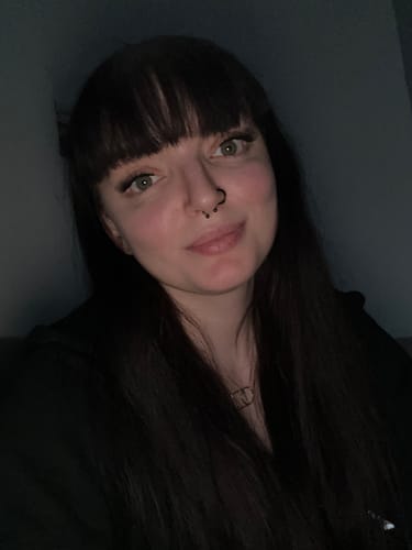 Bewerterin trägt den Wimpernstyle Nr. 5 aus dem And so it begins - Everyday Edition Set.