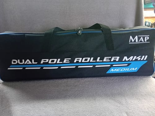 Reviewer toont de gevoerde draagtas voor de DUAL POLE ROLLER MK11 Medium.