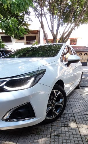 Auto con brillo intenso luego de aplicar Toretark