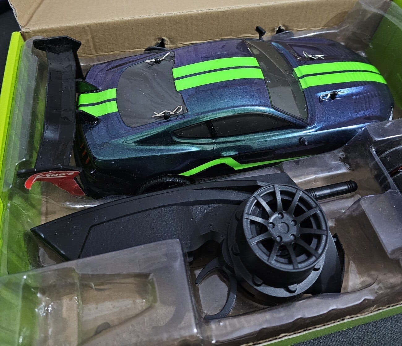 Customer photo review of Masina cu telecomanda RC, Timebox, Drift car, 30km/h, 4x4, lumini LED, cauciucuri interschimbabile, 2 baterii tip acumulator incluse, 1:16, Verde