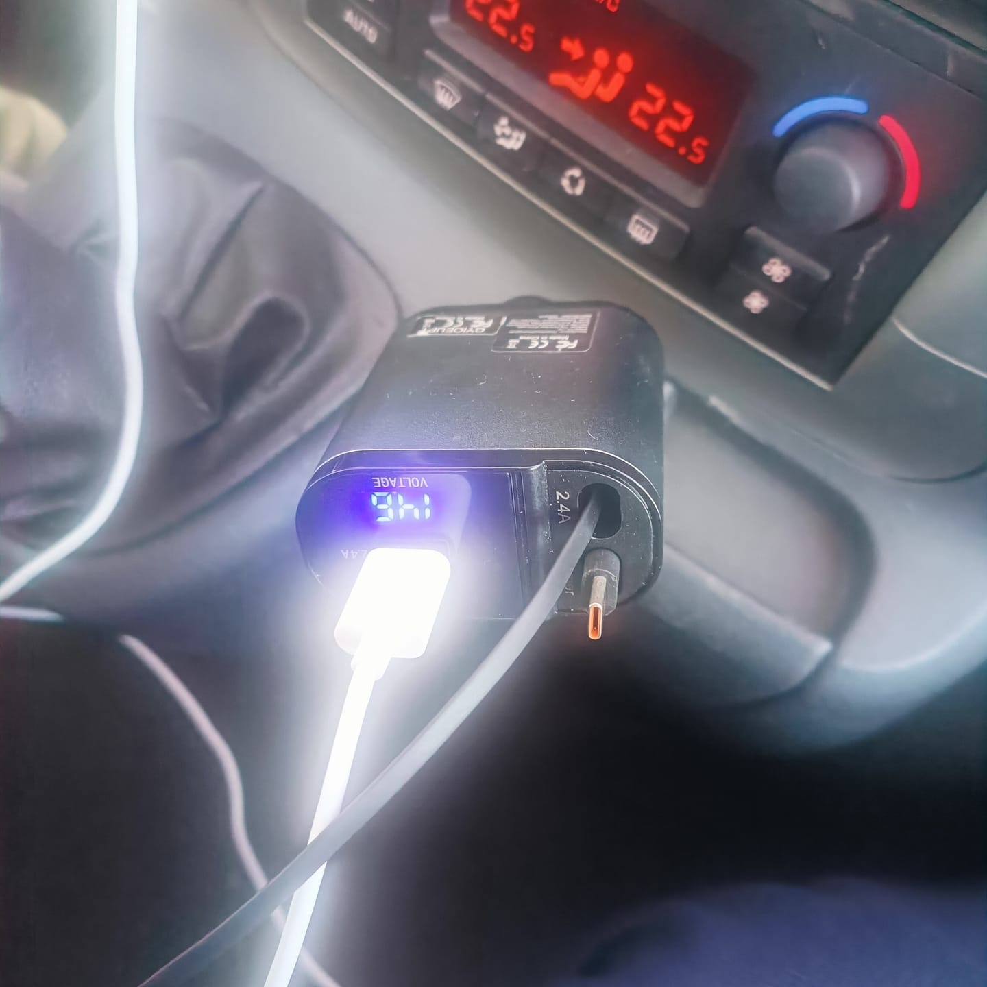 Customer photo review of Incarcator auto 100W Super Fast Charge, Timebox, Cablu Retractabil Type-C + Lightning, Mufa USB, USB-C, Afisaj LED, Universal, Negru