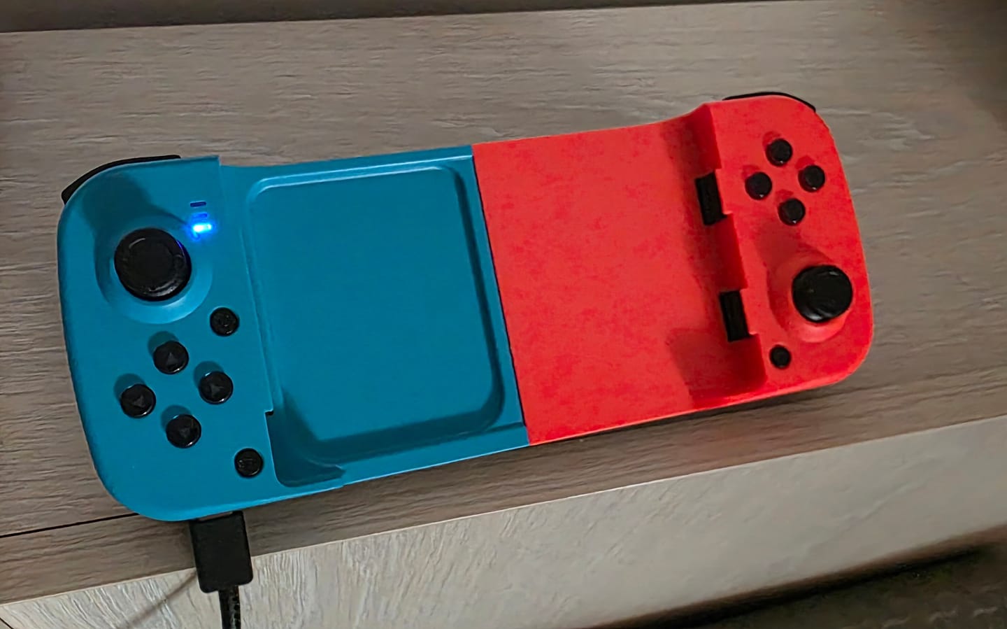 Customer photo review of GamePad Controller Gaming pentru telefon Android, iOS, PC, PS, Nintendo Switch, Bluetooth 5,0, Wireless, Albastru/Rosu