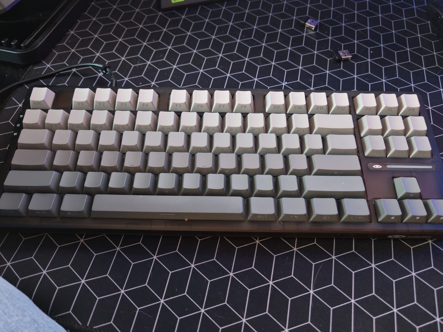 Customer photo review of Tastatura Mecanica Gaming Timebox, Wireless, Silentioasa, Layout 80%, Lumini RGB, 87 taste PBT, Bluetooth, 2,4G, cablu Type-C, Structura Gasket, Blue Whale Switch, Portabila, Hot-Swappable Compatibila Windows, Mac