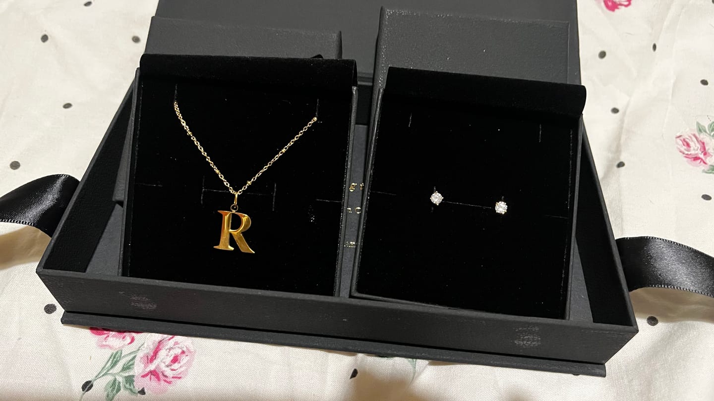 Customer photo review of R Initial Pendant Necklace + FREE Diamond Studs Gold