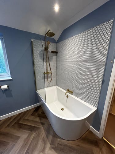 Customer photo review of Selsley 1500 Curved Freestanding Super Deep Shower Bath with Brushed Brass Screen