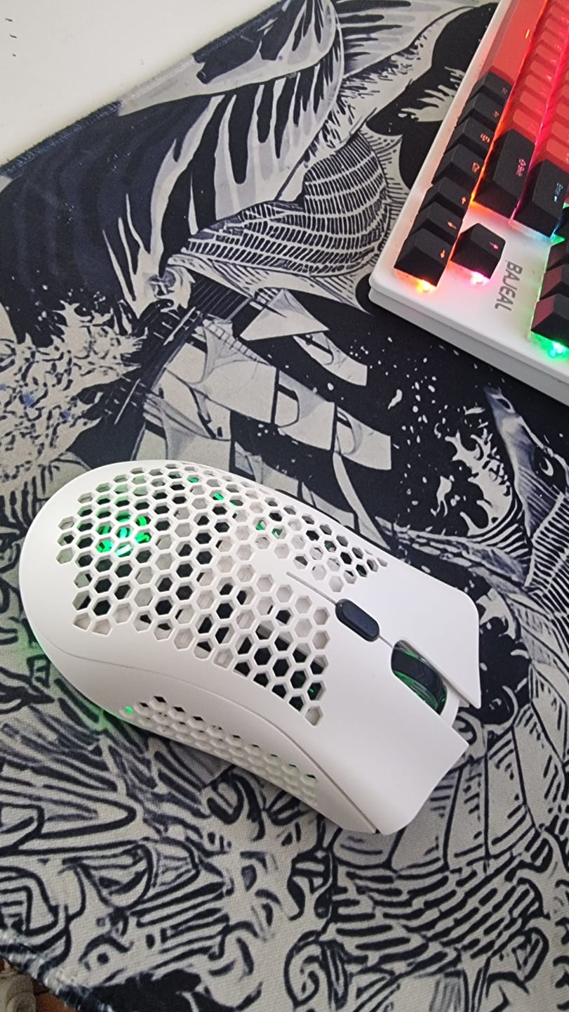 Customer photo review of Mouse gaming wireless Timebox, ultrausor 95g, FastCharge, USB, 2,4 GHz, RGB Led, 2 Butoane Programabile, Alb