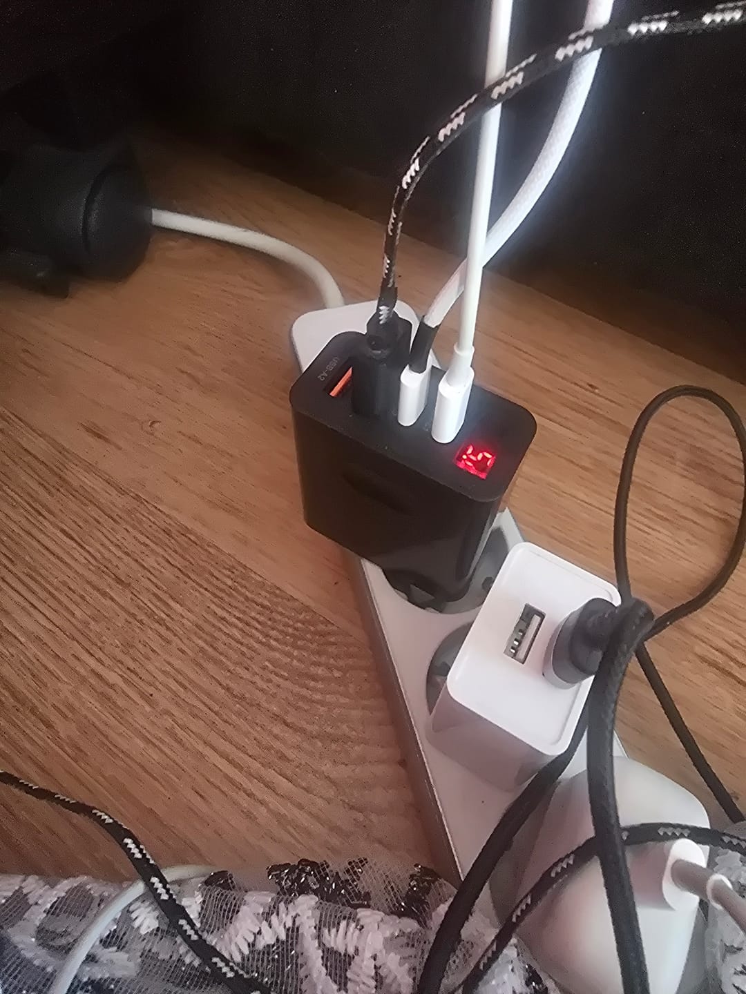 Customer photo review of Incarcator Retea Timebox, 4 Porturi, 45W Fast Charge, 2 x Type-C, 2 x USB, Negru