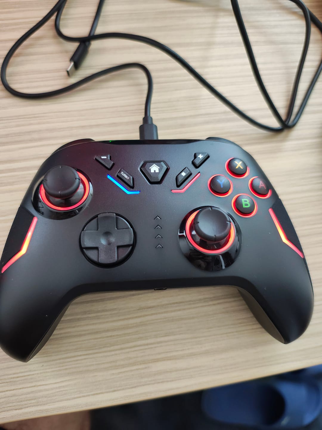 Customer photo review of Controller Wireless Timebox pentru PC, Nintendo Switch si Steam Deck, LED RGB in 9 Culori, Functie Turbo, Ergonomic, Vibratii Reglabile si Jack Casti, Compatibil Windows 7-11, PS3, Android, 2,4G + USB-C, Negru
