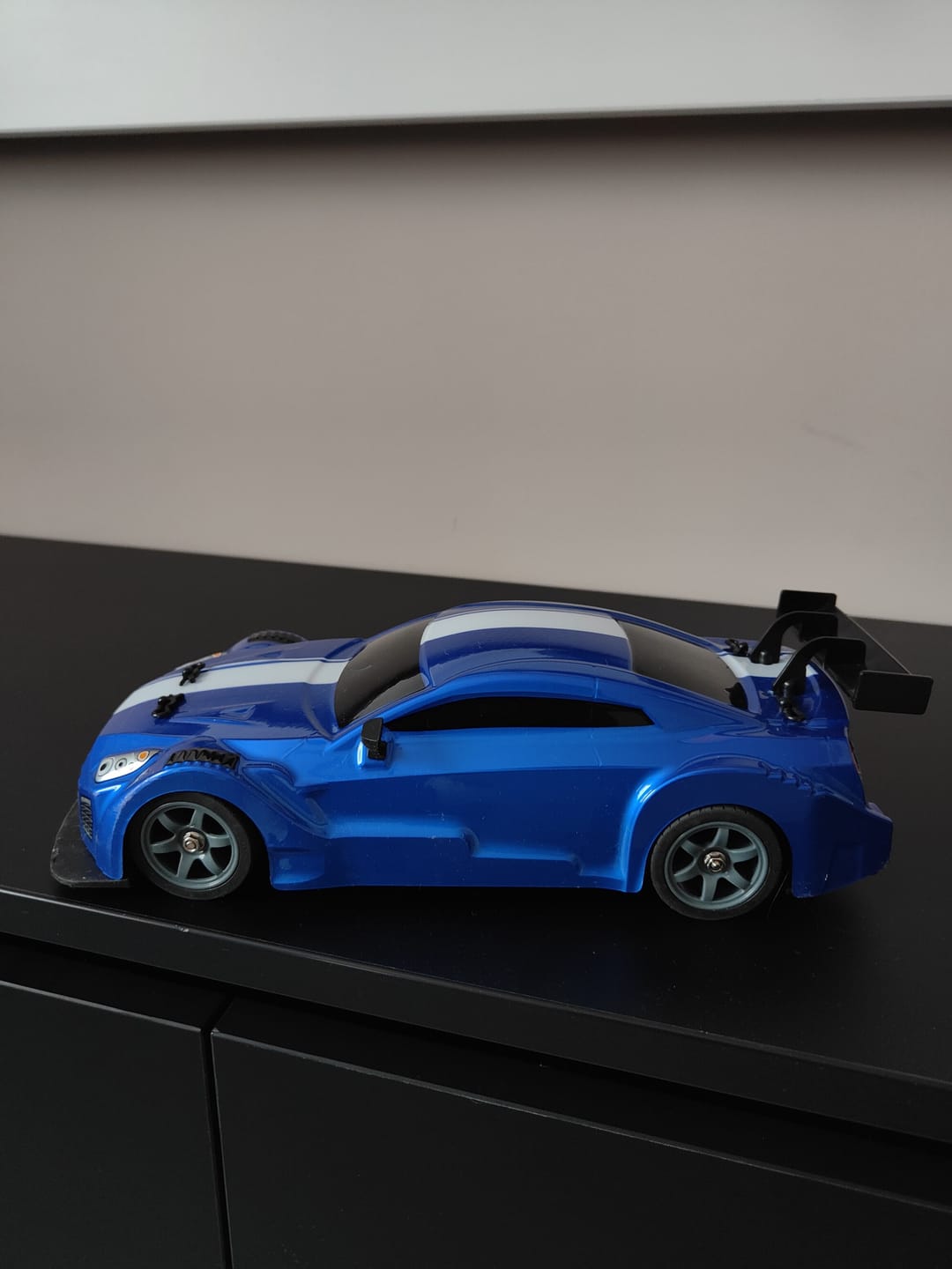 Customer photo review of Masina cu telecomanda RC, Timebox, Drift car, 20km/h, lumini LED, cauciucuri interschimbabile, 2 baterii tip acumulator incluse, 1:16, Albastru