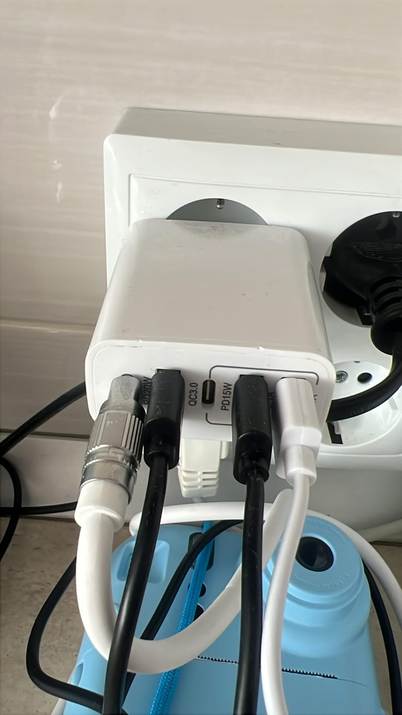 Customer photo review of Incarcator Retea, 5 Porturi, 65W Fast Charge, 3 x USB, 2 x Type-C, Cablu de date Lightning la USB-C inclus, Compatibil iPhone, Huawei, Samsung, Alb