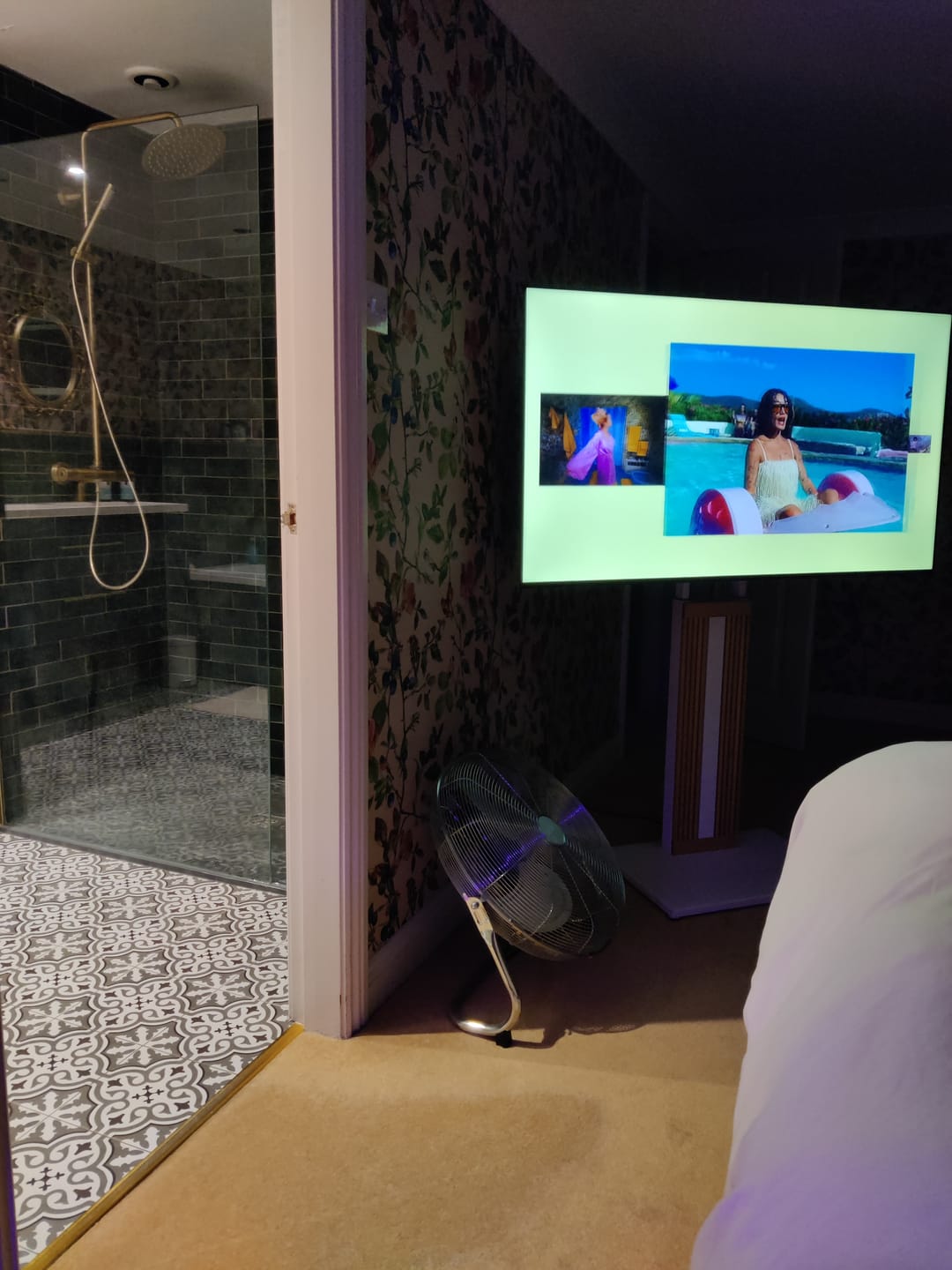 Customer photo review of ZEN FT65 Floor TV Stand