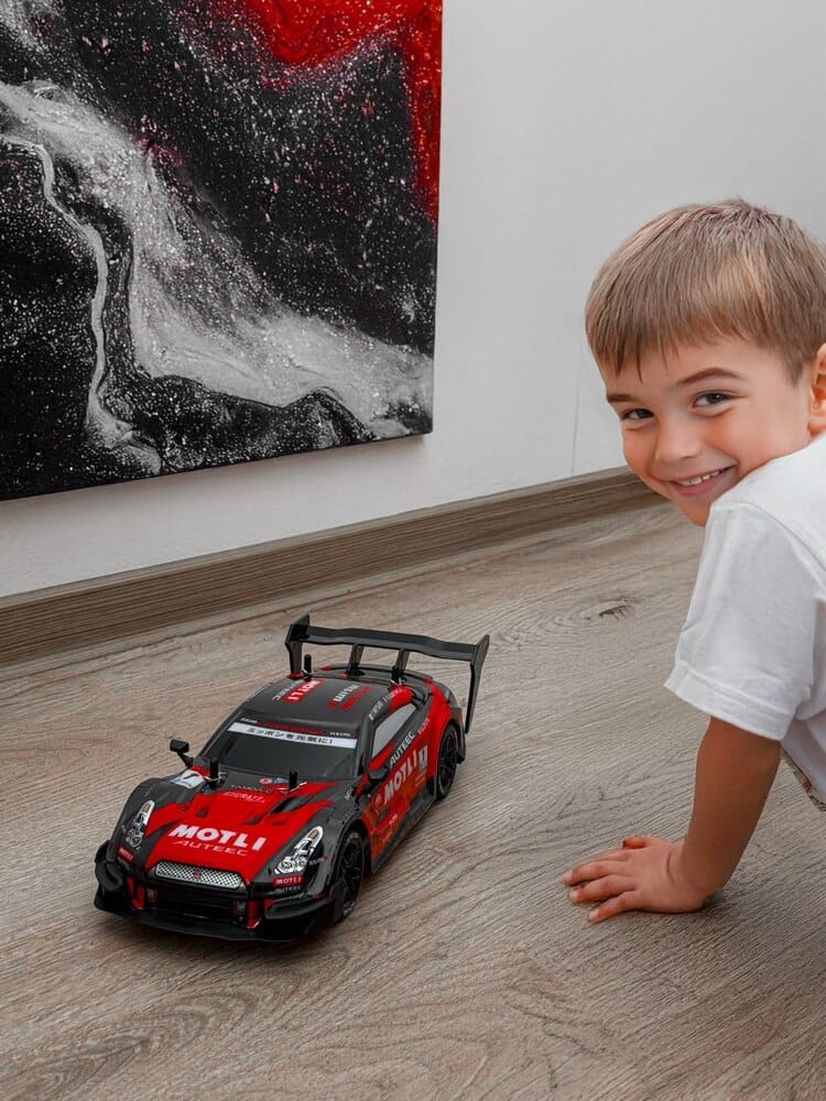 Customer photo review of Masina cu telecomanda RC, Timebox, Drift car, 30km/h, 4x4, lumini LED, cauciucuri interschimbabile, 2 baterii tip acumulator incluse, 1:16, Rosu