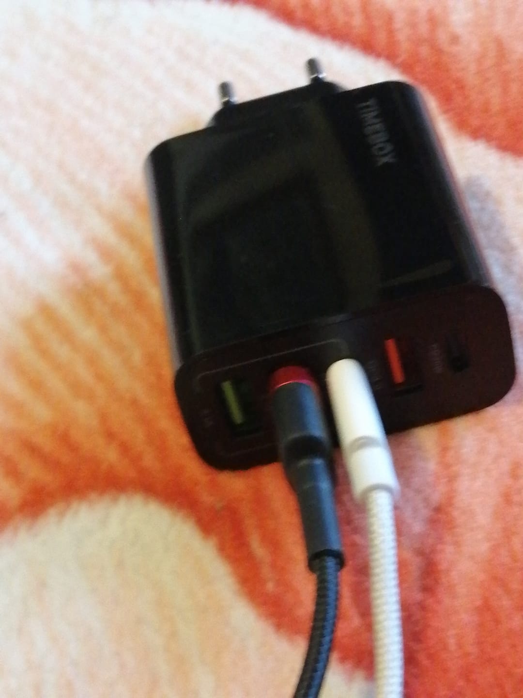 Customer photo review of Incarcator Retea, 5 Porturi, 65W Fast Charge, 3 x USB, 2 x Type-C, Cablu de date inclus USB-C, Universal Compatibil iPhone, Huawei, Samsung, Xiaomi, Negru