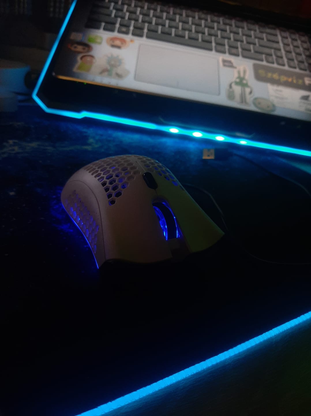 Customer photo review of Mouse gaming wireless Timebox, ultrausor 95g, FastCharge, USB, 2,4 GHz, RGB Led, 2 Butoane Programabile, Alb