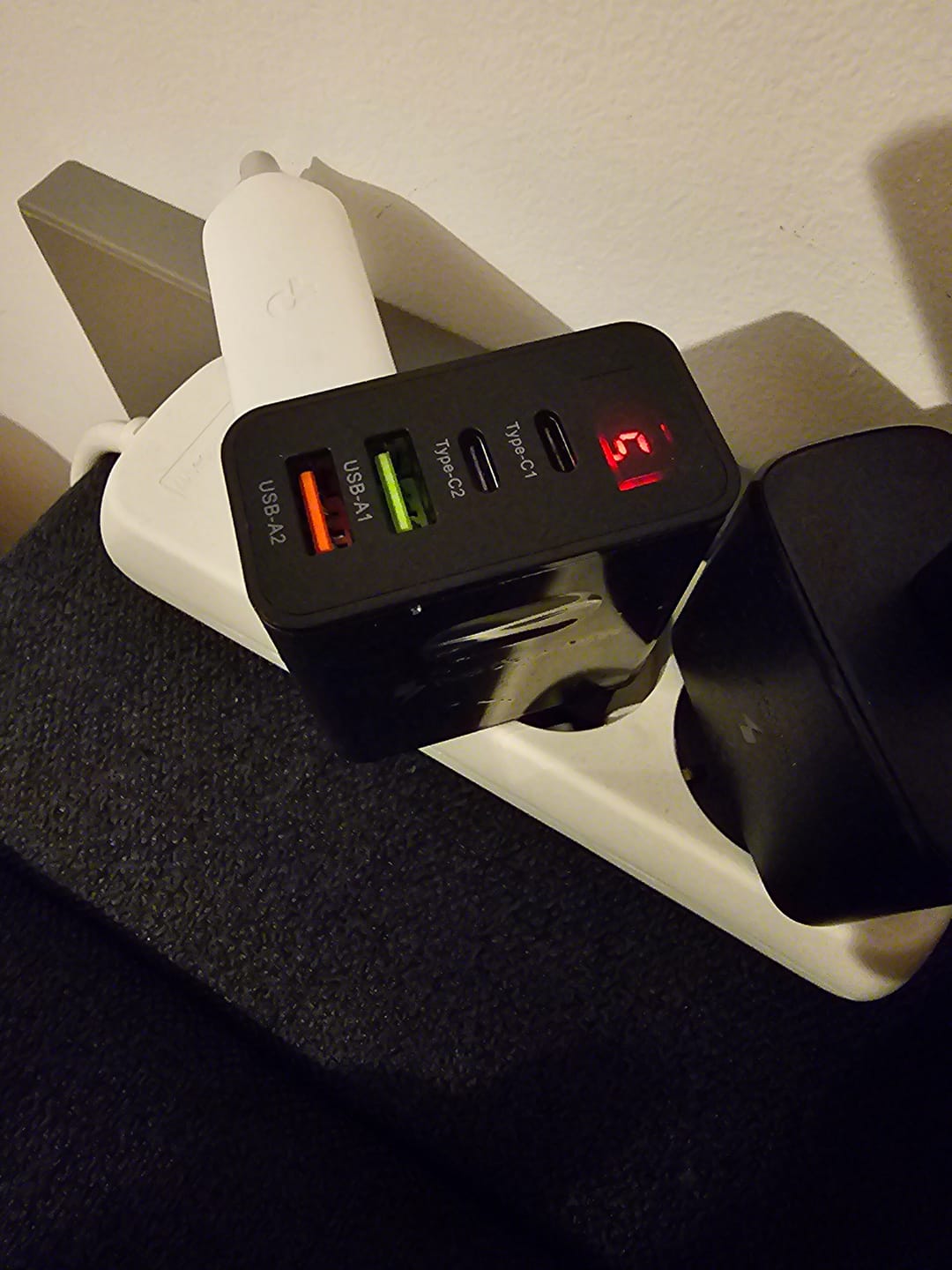 Customer photo review of Incarcator Retea Timebox, 4 Porturi, 45W Fast Charge, 2 x Type-C, 2 x USB, Negru