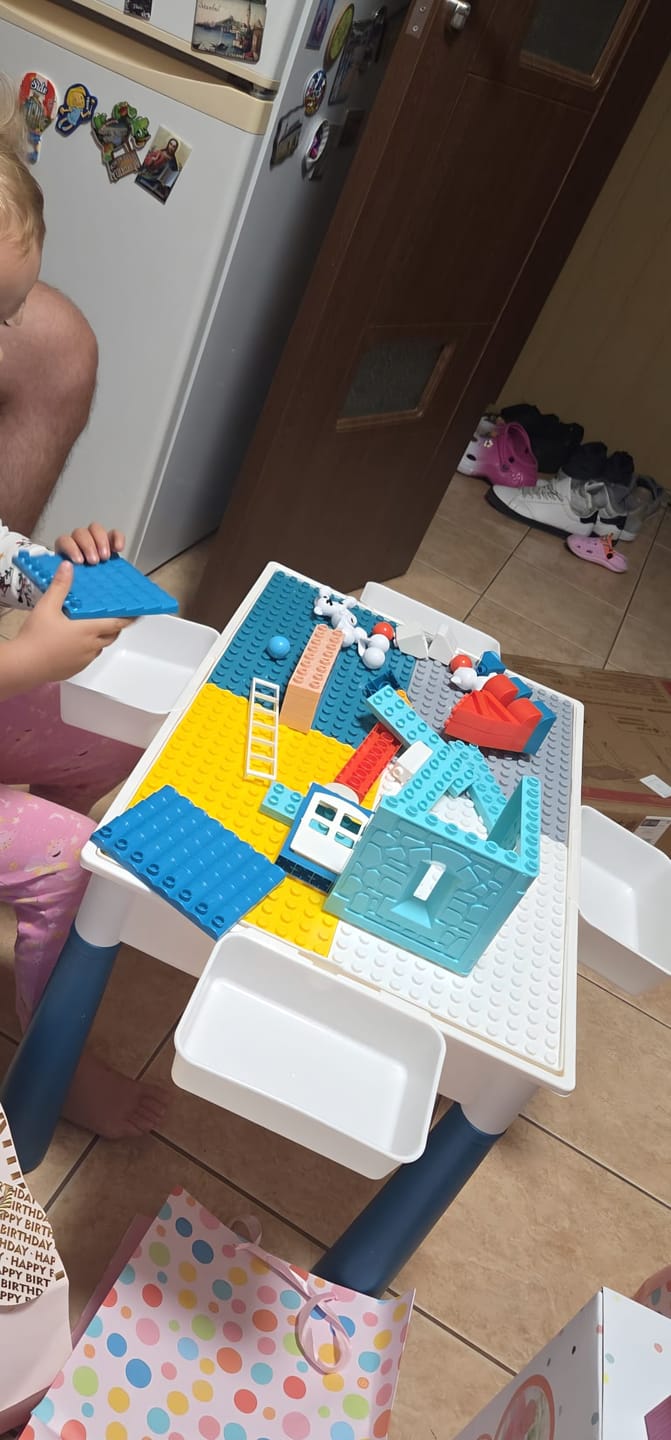 Customer photo review of Masa Multifunctionala cu Piese Compatibile Lego Duplo – Set 61x41cm cu 276 Piese, 1 Scaun, Masa de Joaca si Invatare pentru Copii, Ideal pentru Constructii DIY, Interior sau Gradinite