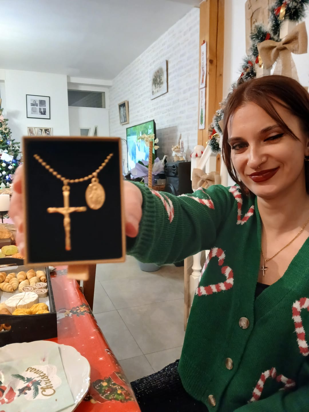 Customer photo review of Collier Croix Femme Médaille Vierge Miraculeuse
