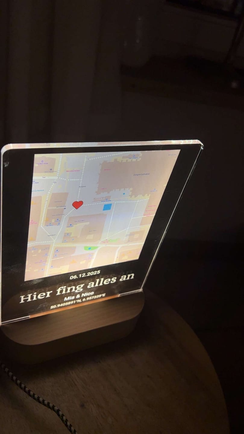 Customer photo review of Wo alles begann - Personalisiertes Nachtlicht mit LED-Holzfuß (14x20)