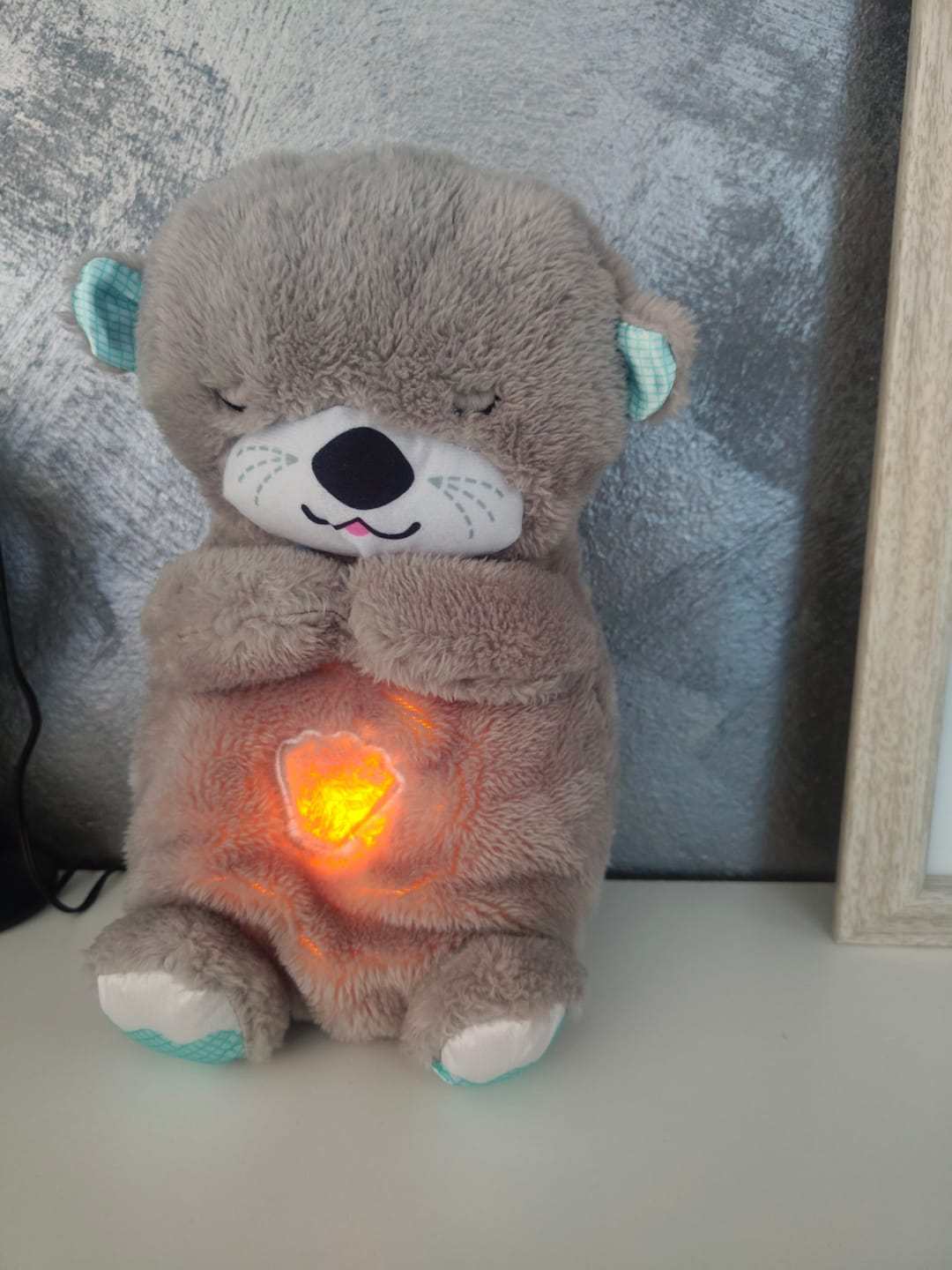 Customer photo review of Jucarie de Plus Interactiva, Vidra Linistitoare – Customizabila cu Sunete, Lumini si Miscare de Respiratie, pentru Nou-Nascuti 0+ Luni, Ideala pentru linistirea bebelusului, Portabila si Lavabila, Maro