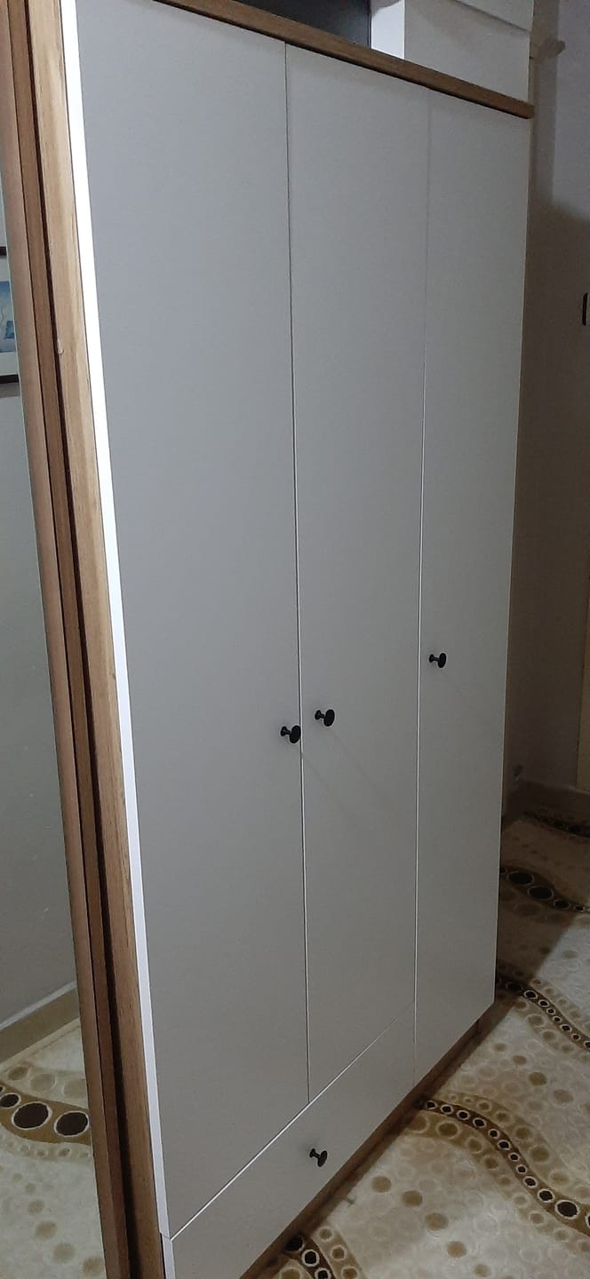 Customer photo review of Rani BA117 Gardırop Elbise Dolabı 3 Kapaklı 1 Çekmeceli 6 Raflı 1 Askılı Sepet Ceviz - Beyaz