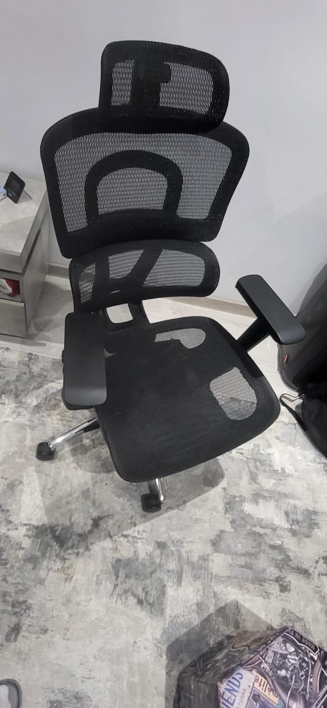 Customer photo review of Scaun ergonomic Timebox, Reglare inaltime, spatar in 6 pozitii 150°, Cotiere 4D, Plasa Mesh, Profil lombar flexibil, Suport Picioare, Baza din aluminiu durabil, pana la 150 kg, Negru