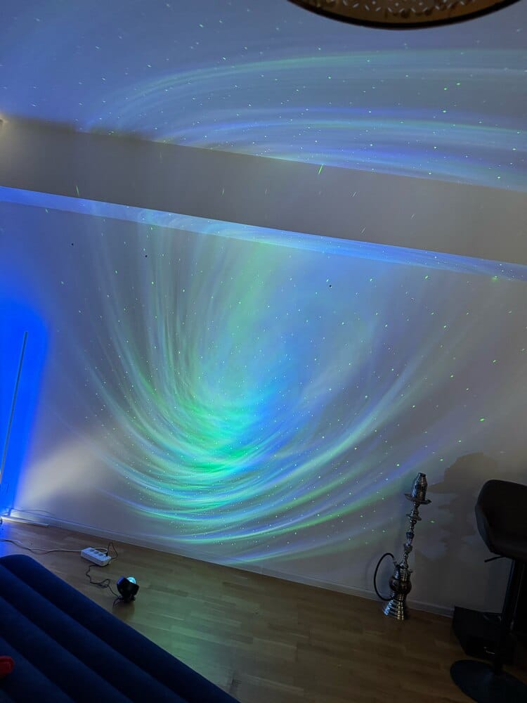 Customer photo review of Lampa de veghe tip proiector stele Timebox, galaxii pentru camera, Bluetooth cu boxa integrata, Temporizator, forma Nebula, Galaxie, Rotativ 360, Control Vocal, Negru