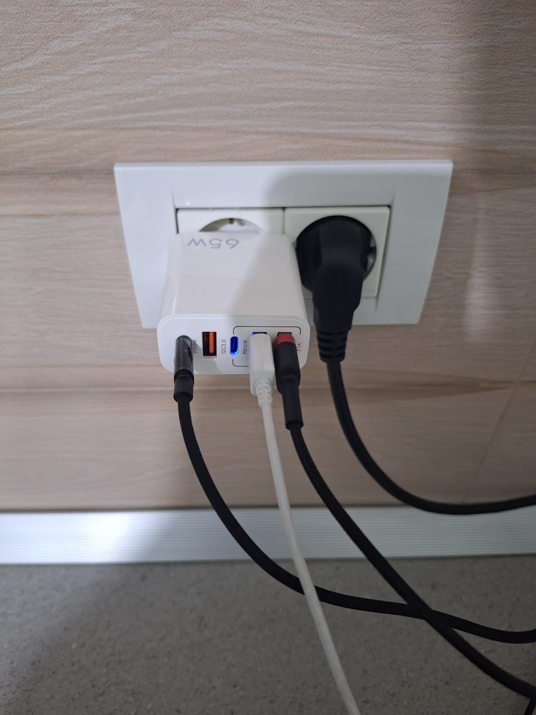Customer photo review of Incarcator Retea, 5 Porturi, 65W Fast Charge, 3 x USB, 2 x Type-C, Cablu de date inclus USB-C Negru, Universal, Alb