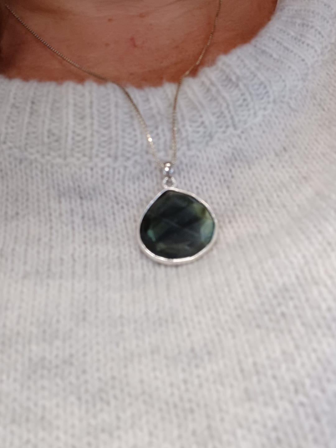 Customer photo review of Pendentif Protection Élégant en Labradorite