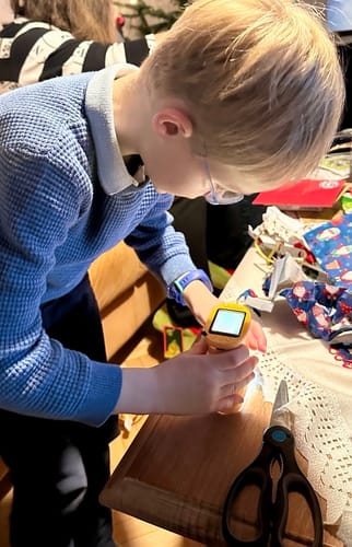 Rezensentenfoto eines Kindes, das mit dem gelben Edubini Abenteuer-Mikroskop einen Gegenstand auf einem Tisch untersucht.