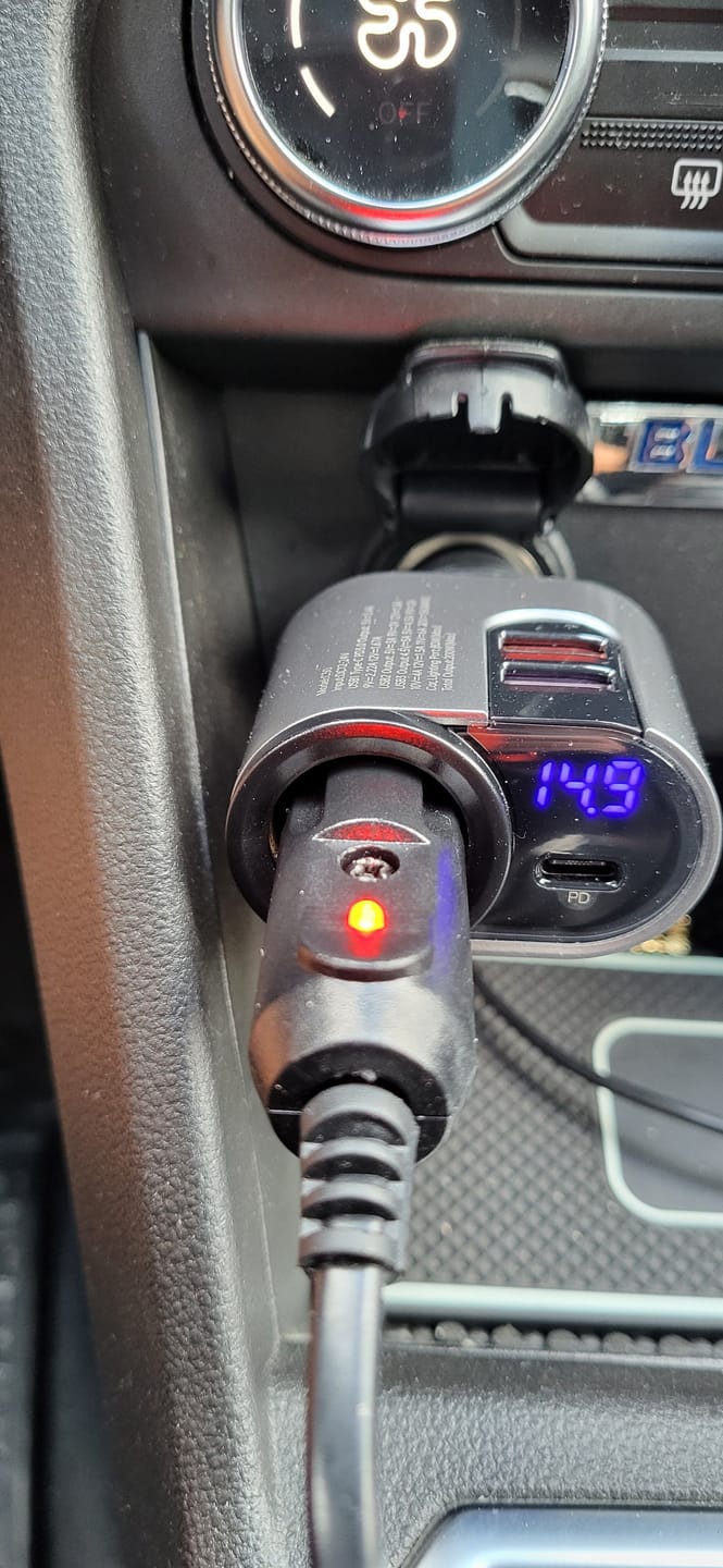 Customer photo review of Adaptor priza Timebox, incarcator auto 4 in 1 multiplicator, 166W, 1 x soclu auto, 2 x USB, 1 x USB-C, afisaj display, Negru