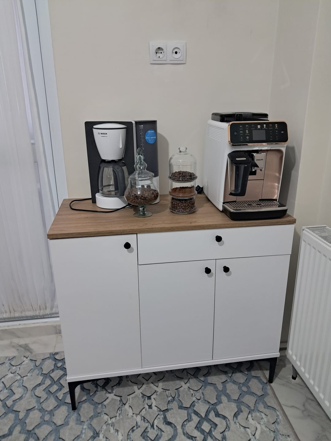Customer photo review of Rani JE194 Kahve Köşesi Çok Amaçlı Dolap 3 Kapaklı 1 Çekmeceli Kiler Mutfak Dolabı Beyaz - Sepet Ceviz