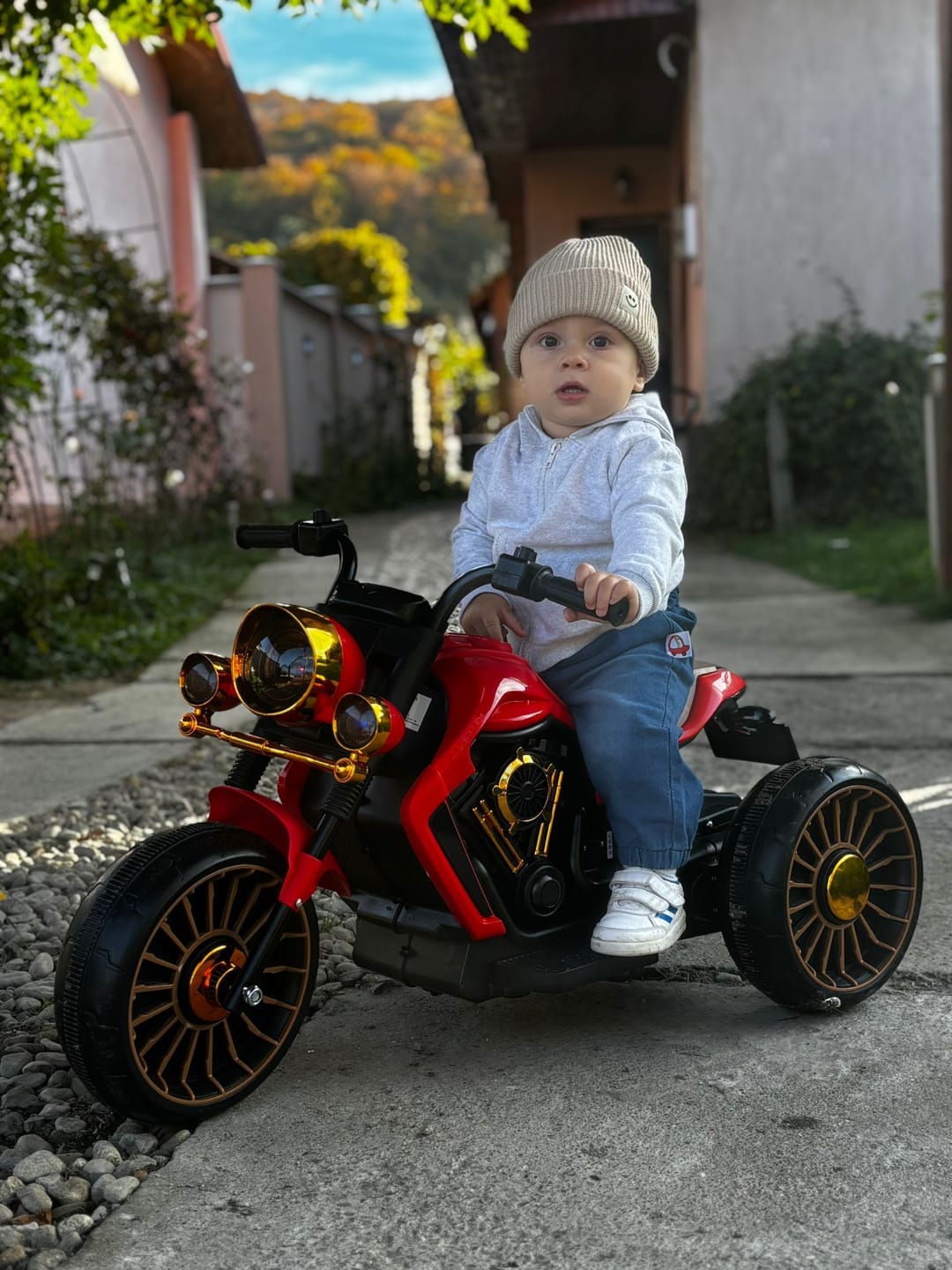 Customer photo review of Motocicleta electrica Timebox pentru copii 3+ ani, Cu 3 roti, Functie mers inainte/inapoi, Faruri, Claxon, Muzica, Povesti, Viteza 9-11 km/h, Greutate maxima suportata 60 kg, Rosu