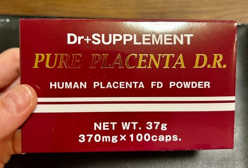 レビュアーが手に持つ「ピュアプラセンタD.R.」の赤い箱。