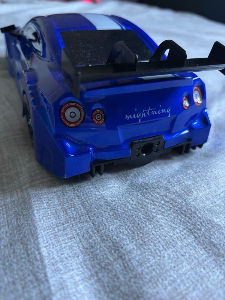 Customer photo review of Masina cu telecomanda RC, Timebox, Drift car, 30km/h, 4x4, lumini LED, cauciucuri interschimbabile, 2 baterii tip acumulator incluse, 1:16, Albastru