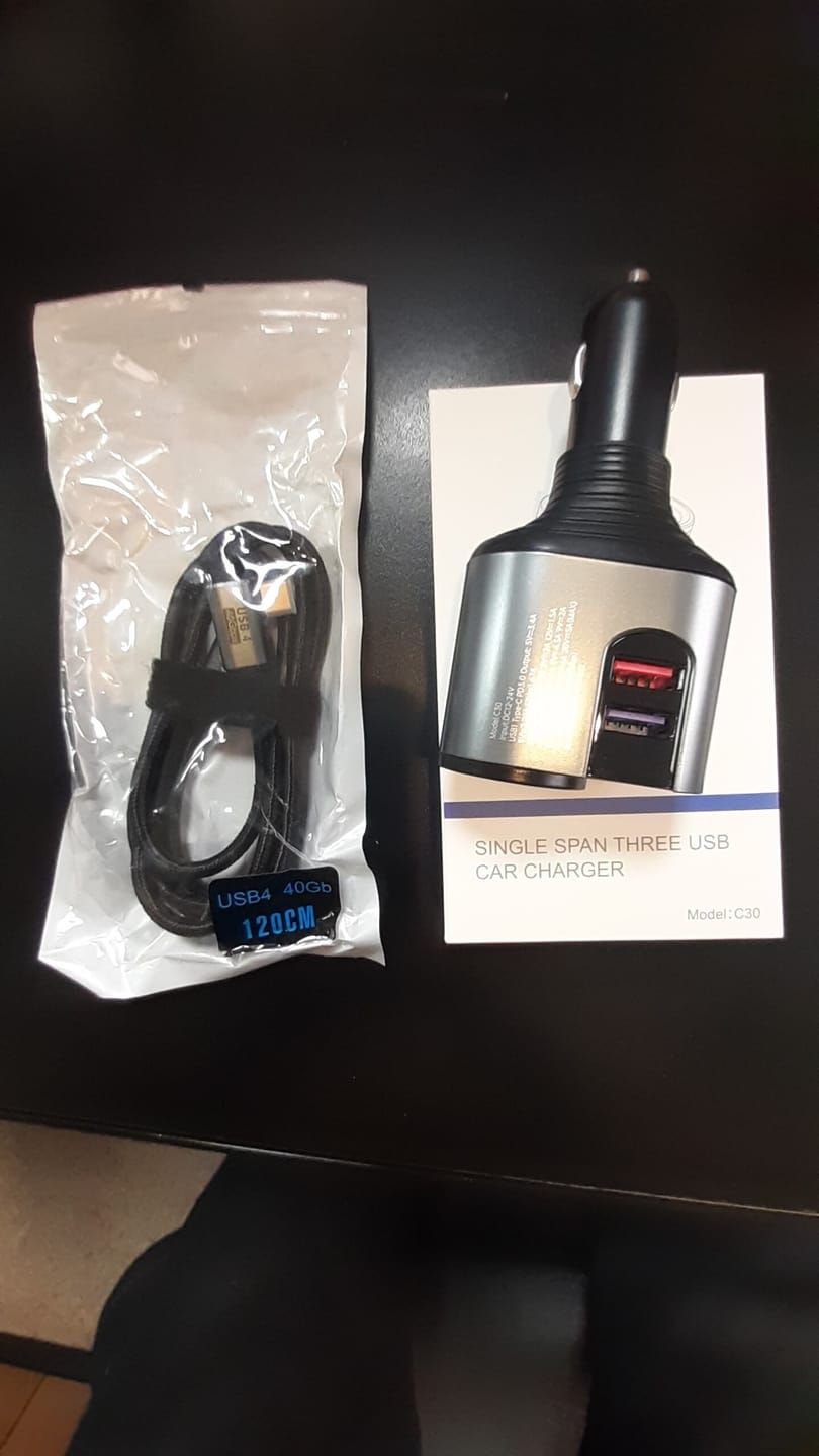 Customer photo review of Cablu de date si Incarcare Rapida, Timebox, USB4, 100W, 40Gbps, Unghi 90°, Type-C la Type-C, 8K, 4K, 60hz, 1,2m