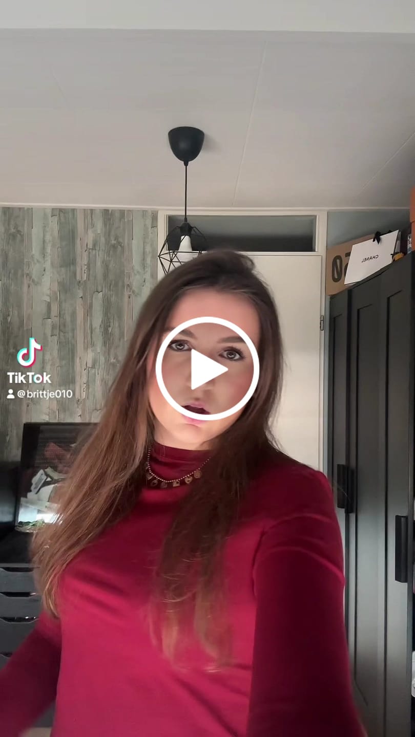 Customer video review of LABEL LONGSLEEVE TOP BURGUNDY