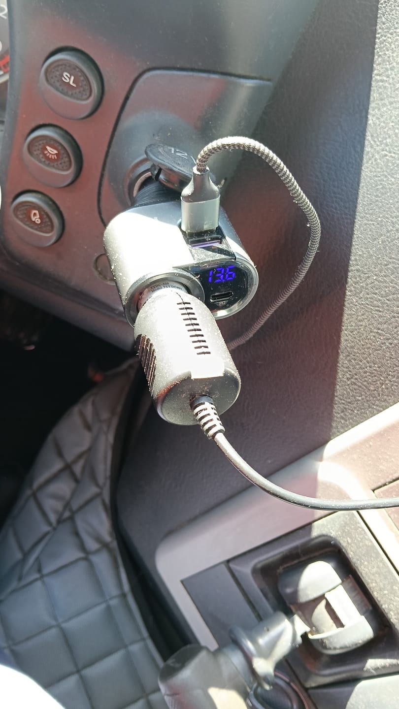 Customer photo review of Adaptor priza Timebox, incarcator auto 4 in 1 multiplicator, 166W, 1 x soclu auto, 2 x USB, 1 x USB-C, afisaj display, Negru