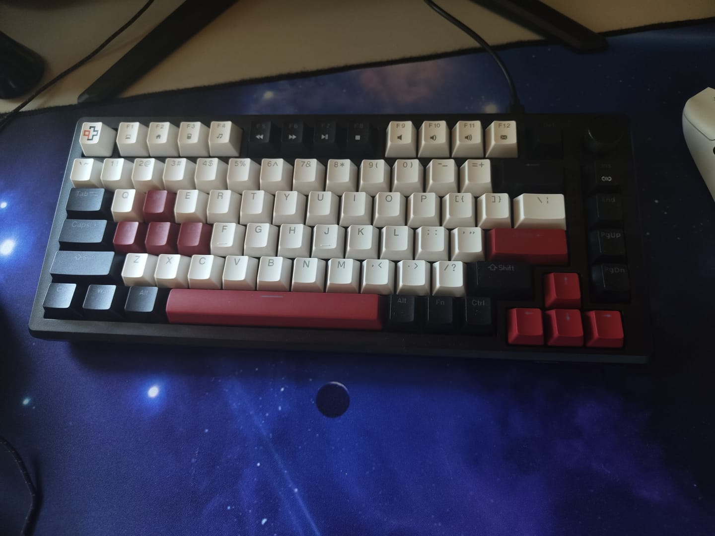 Customer photo review of Tastatura Mecanica Gaming Timebox, 75%, Lumini LED, 83 taste, Control Rotativ Volum, cu cablu Type-C, Red Switch, Portabila, Negru