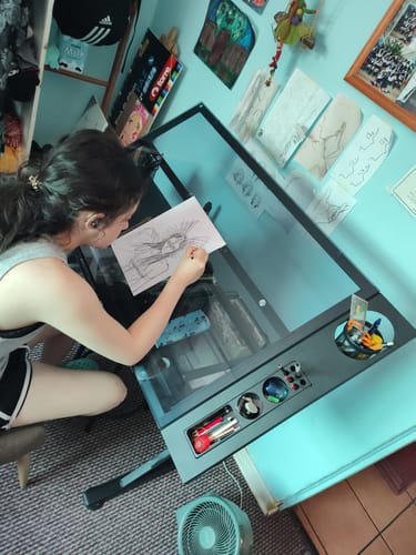 Customer photo review of Mesa de Dibujo con Tablero de Vidrio Ajustable Negra