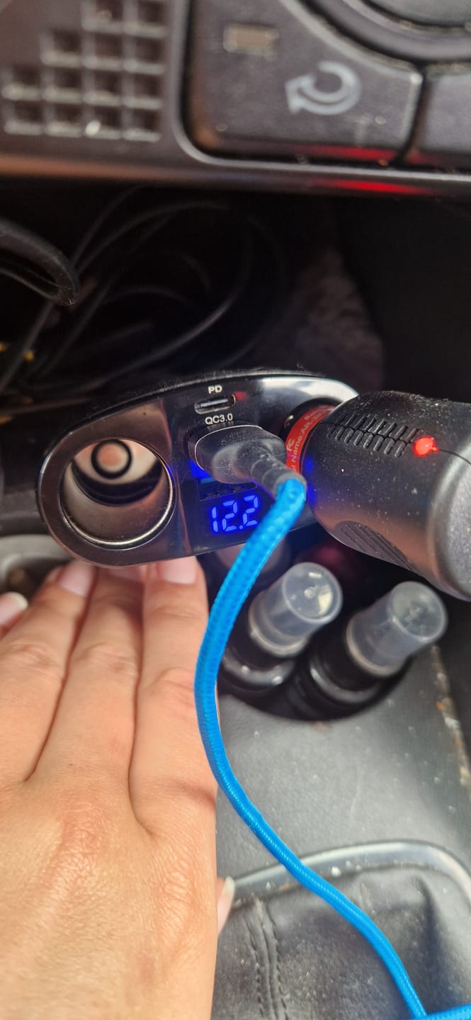 Customer photo review of Adaptor priza auto multiplicator 120W, Timebox, 2x soclu auto, 2 x USB, 1 x USB-C, afisaj display voltaj, Negru