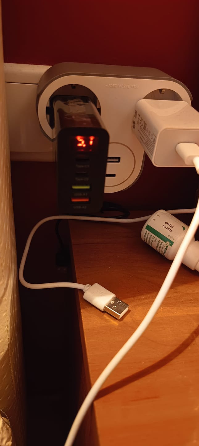 Customer photo review of Incarcator Retea Timebox, 4 Porturi, 45W Fast Charge, 2 x Type-C, 2 x USB, Negru