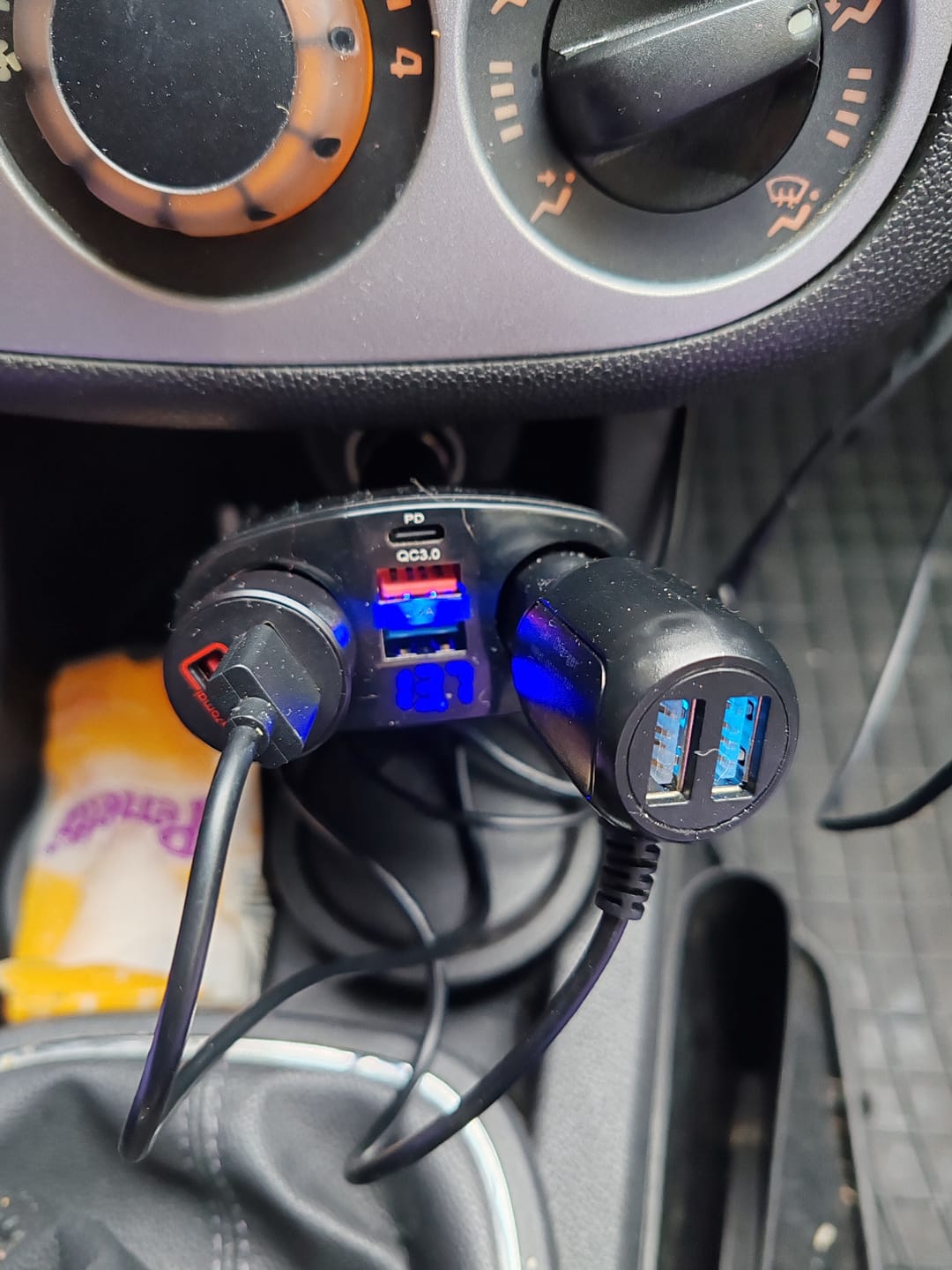 Customer photo review of Adaptor priza auto multiplicator 120W, Timebox, 2x soclu auto, 2 x USB, 1 x USB-C, afisaj display voltaj, Negru