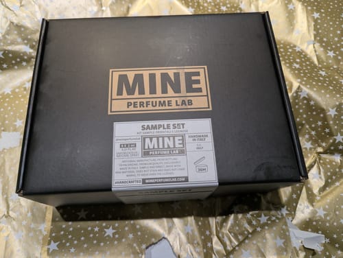 Recensione del cliente che mostra la scatola nera del Set di campioni orientali e legnosi su carta da regalo.